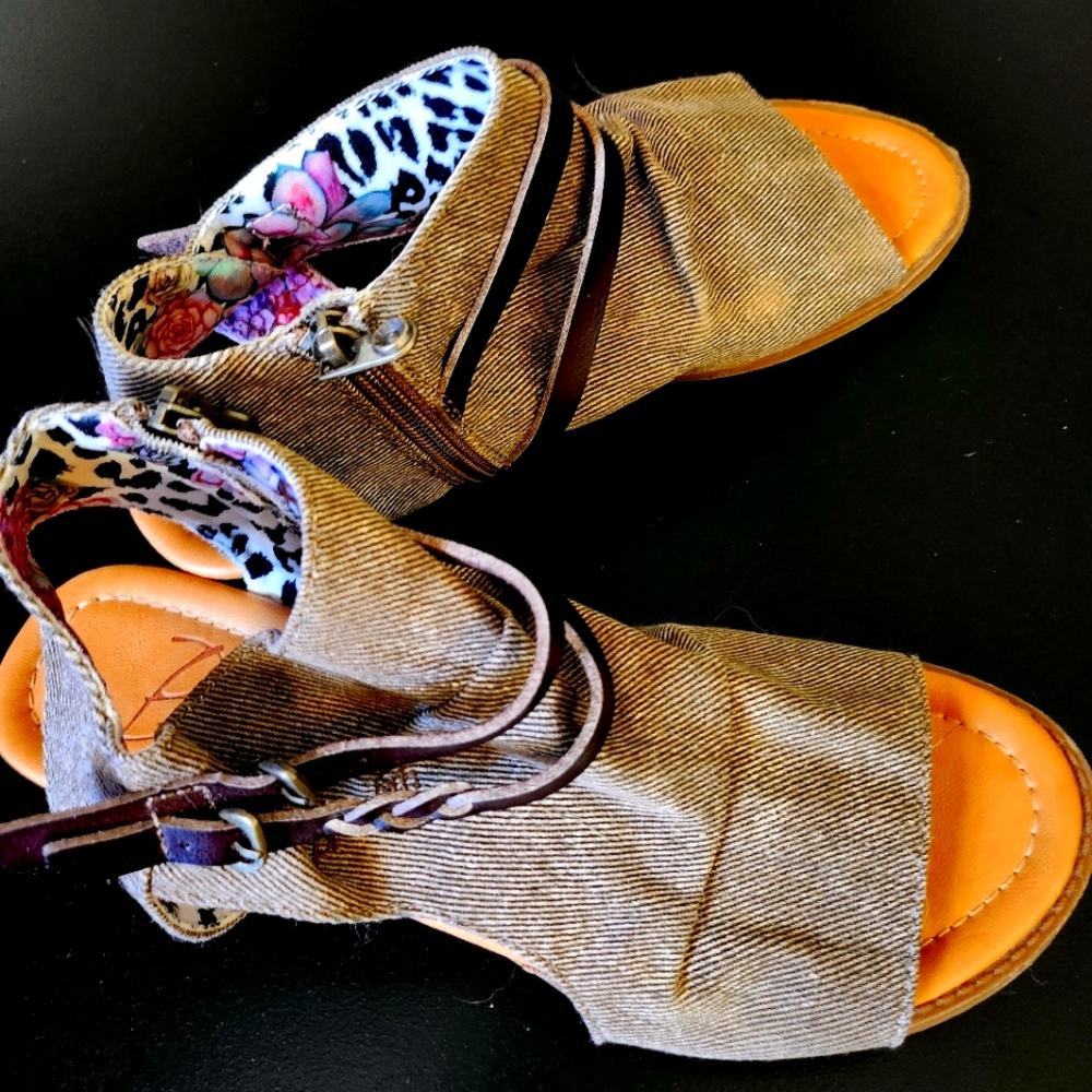 Women's Blowfish Size 9 Flat Sandals